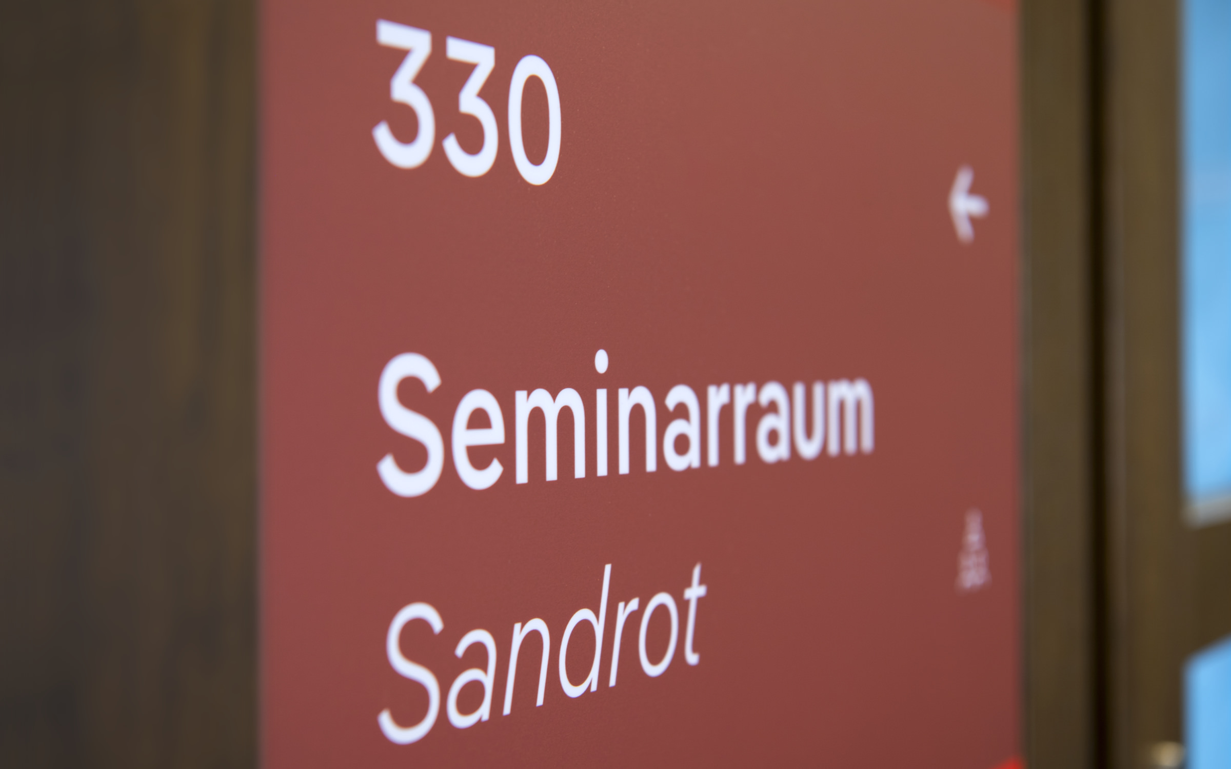 The three floors of the seminary are characterized by different shades of red; the white lettering is set in the geometric-humanistic sans-serif Pangea Text. (© Linda Blatzek)