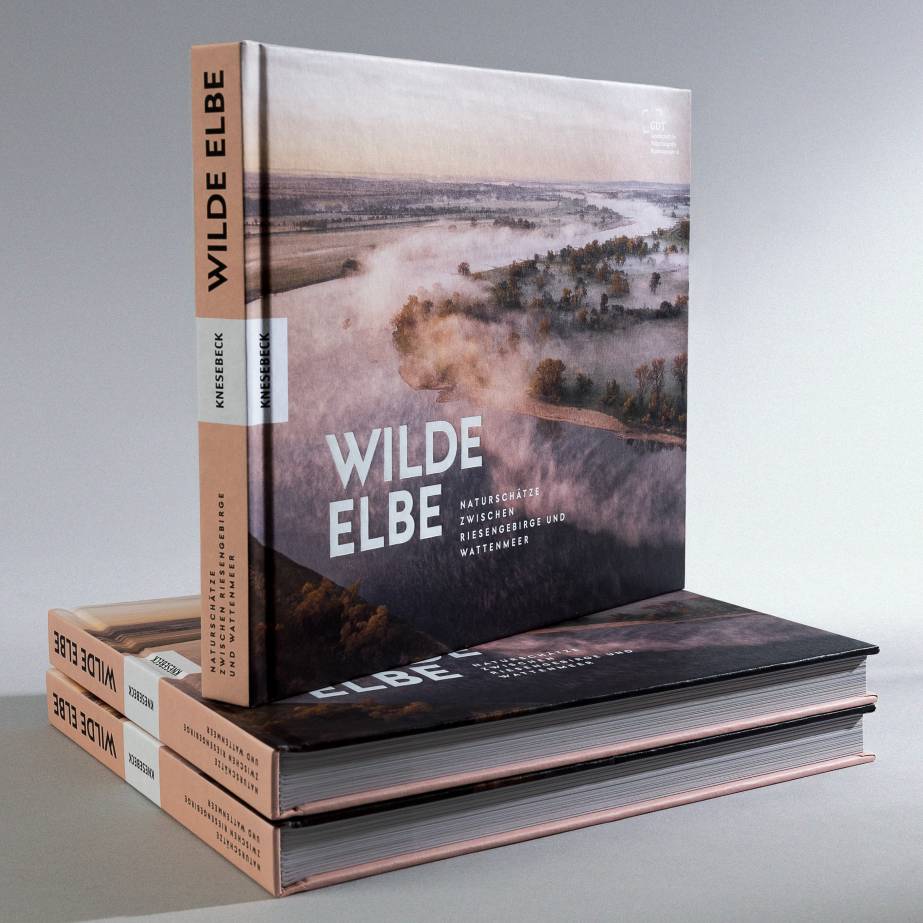 Wild photos, calm typography: The photo book ‘Wilde Elbe’, set in West