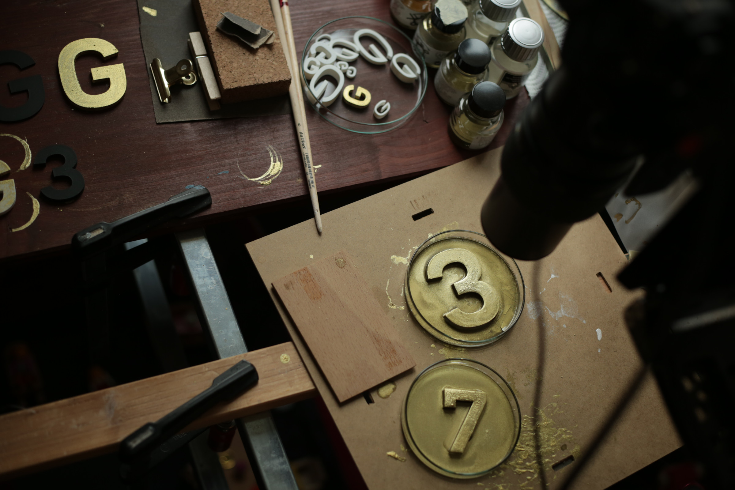 Photos from Susi Sie’s studio: 3D-printed letters with gold paint – only that had the desired consistency and look
