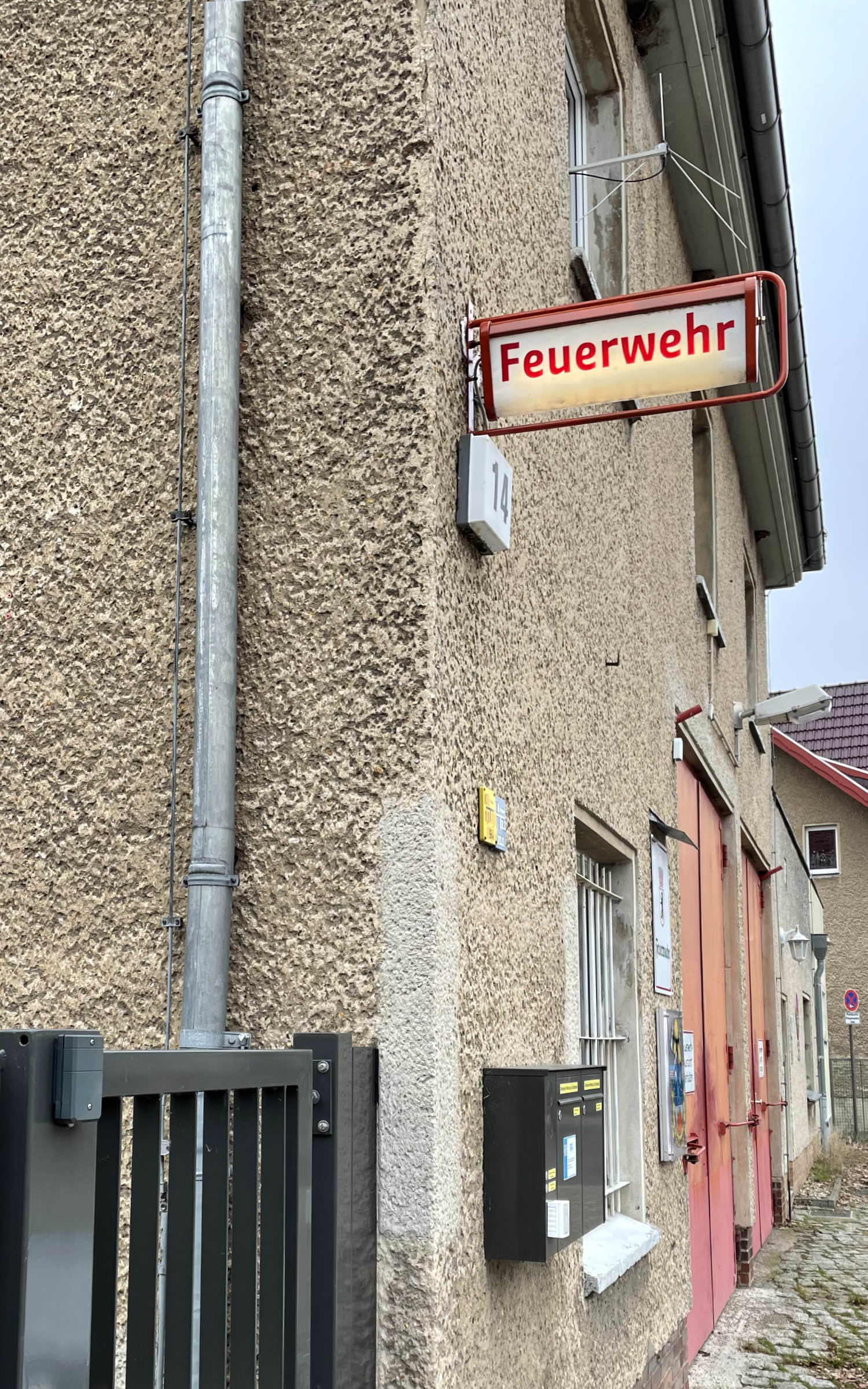 Change typeface in use as the corporate typeface of the Berlin Fire Brigade. – Fire station Blankenfelde