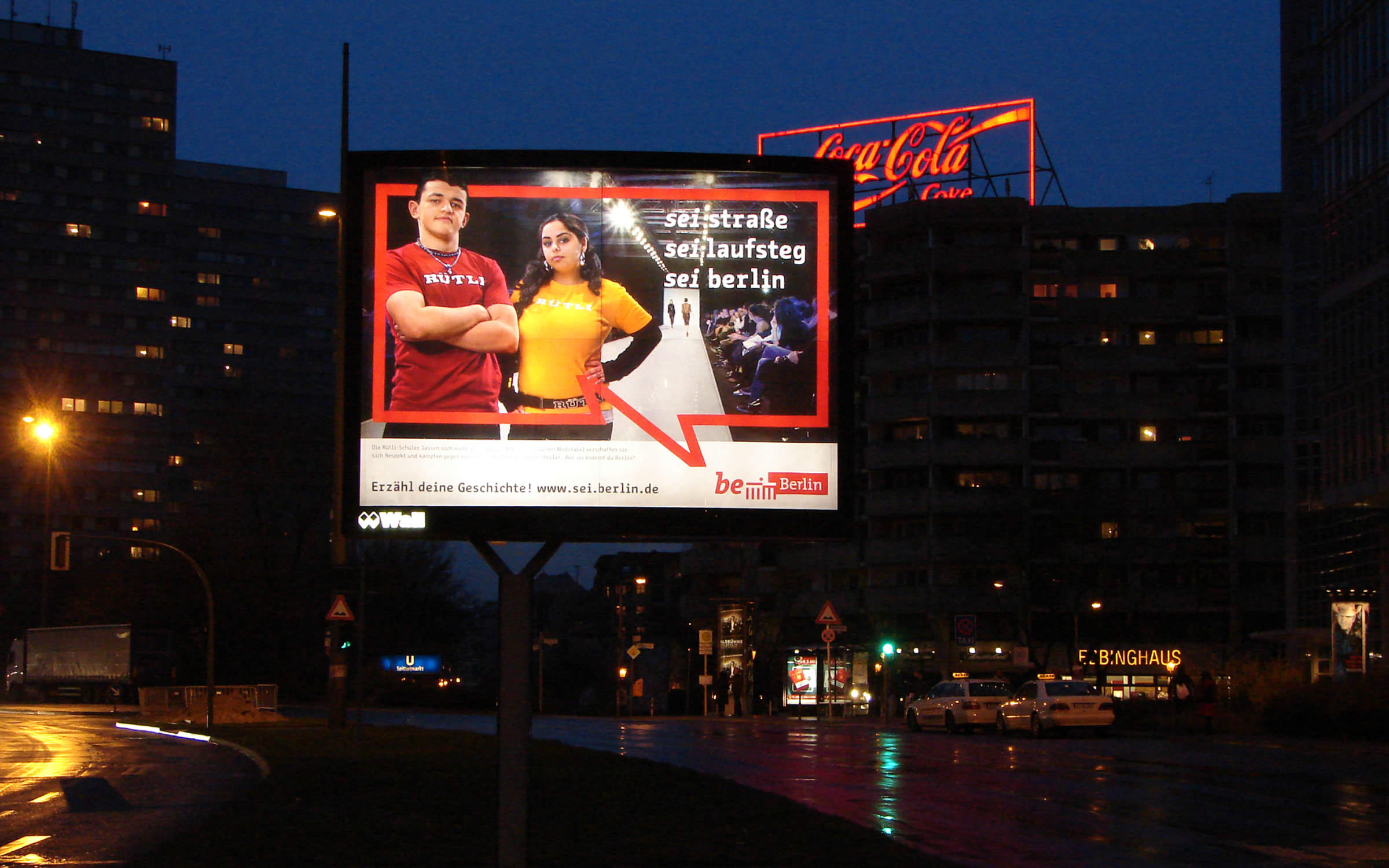 The red speech bubble works as a visual frame, with three one-liners in the center