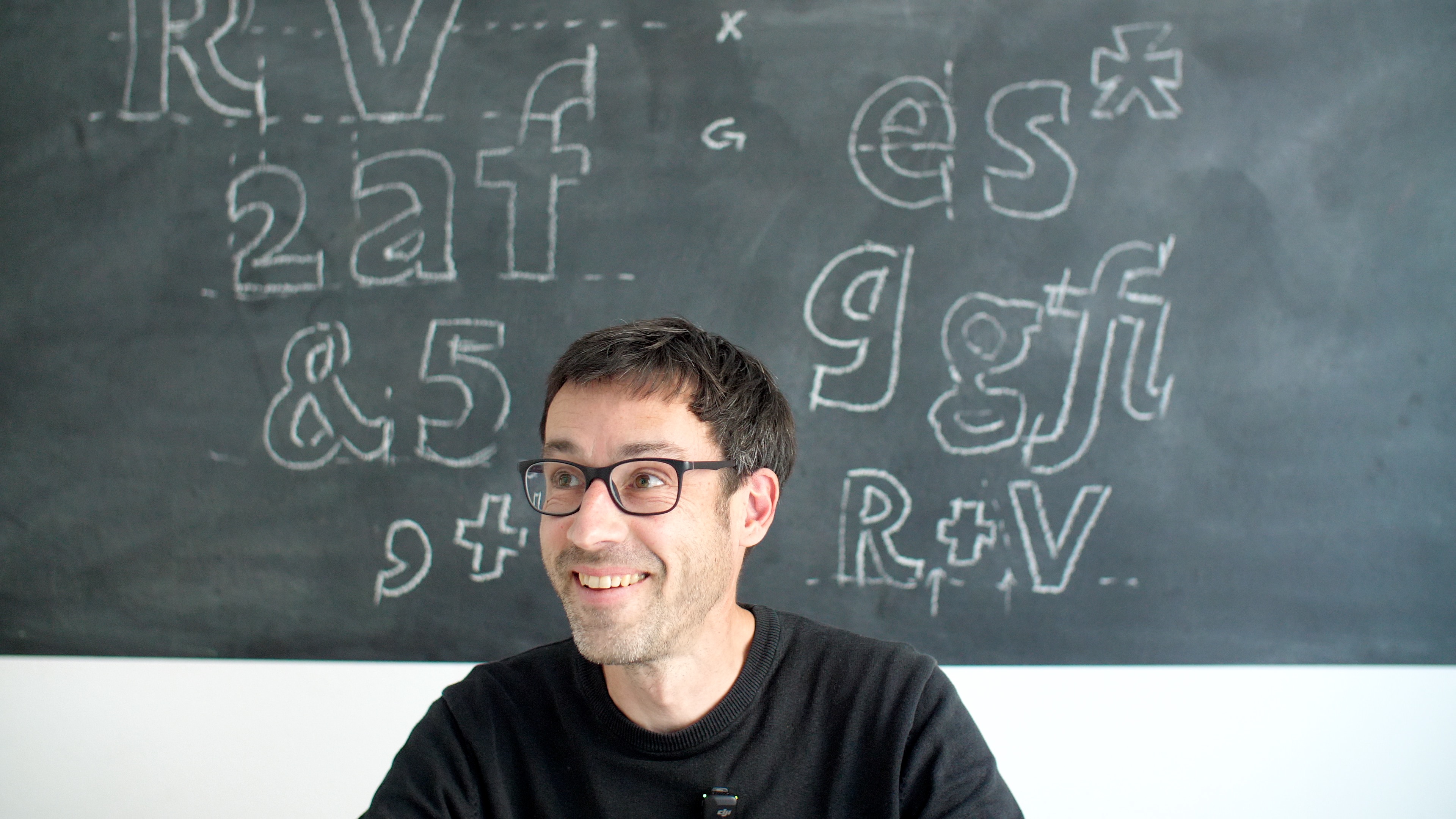 RuV Type: Eine exklusive Schriftsippe – bestehend aus einer Sans, Slab und Serif – für eine der größten Versicherungsgesellschaften Deutschlands, der R+V — Typedesigner Jan Fromm in einem für die R+V zur internen Einführung produzierten Video