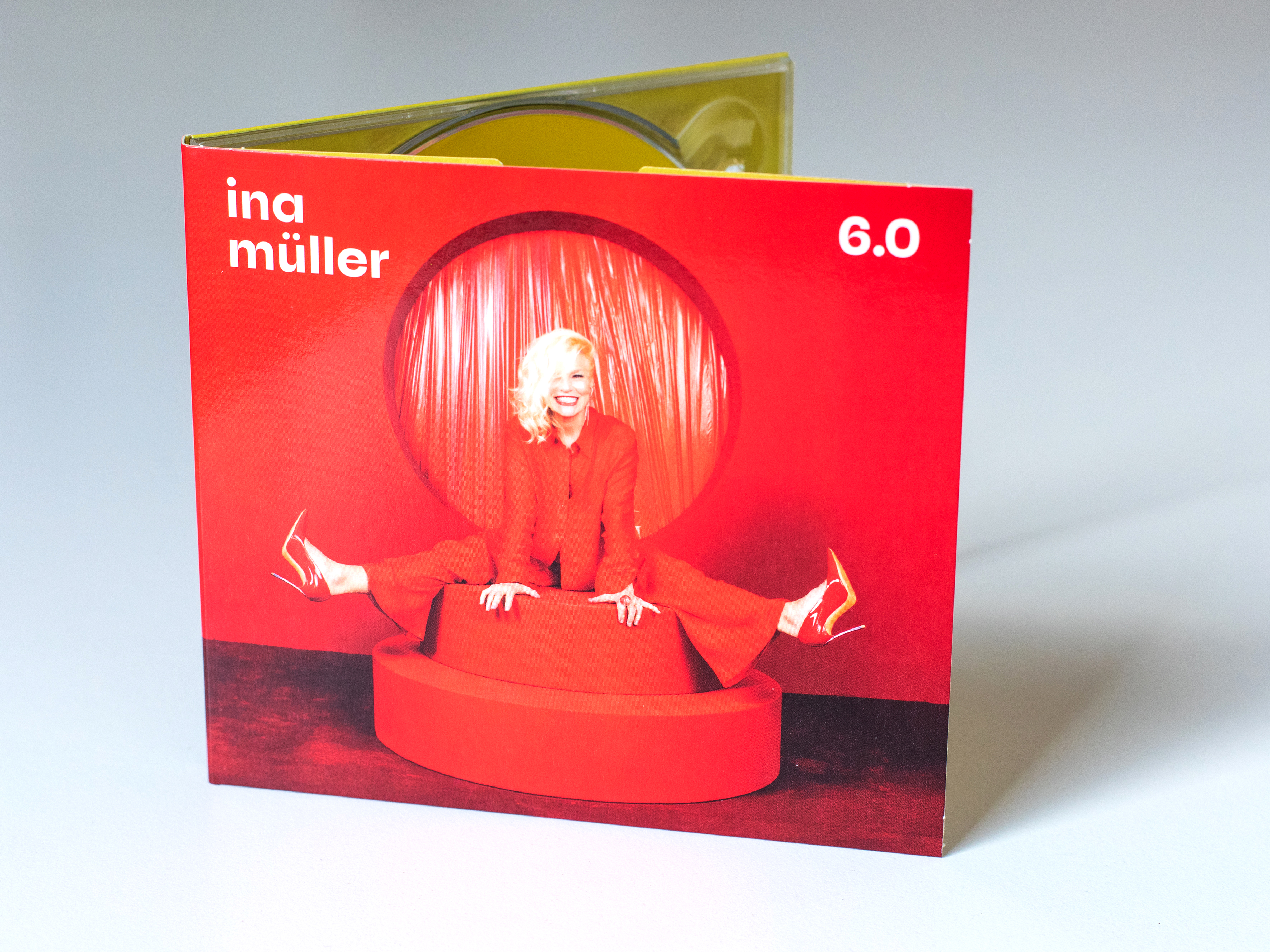 Fonts im Alltag: Ina Müller’s jüngstes Album ‚6.0‘ ist ihr bislang erfolgreichstes, denn sie eroberte erstmals Platz eins der deutschen Charts. Zentraler Player im Artwork ist die Schrift McQueen.