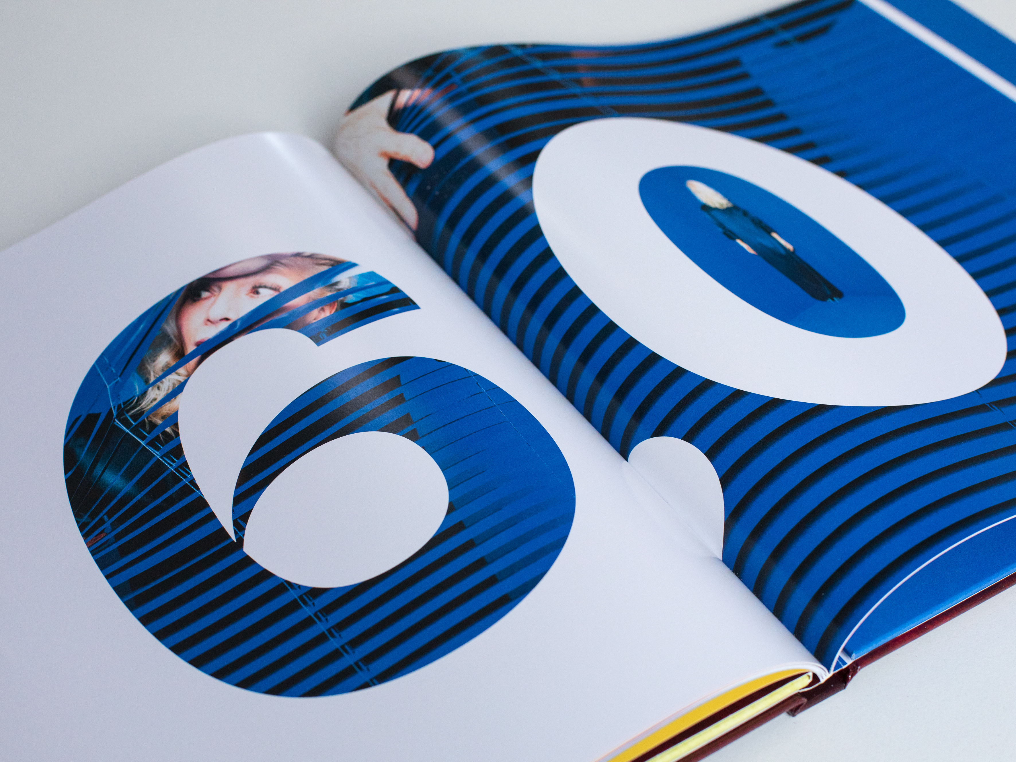 Fonts im Alltag: Ina Müller’s jüngstes Album ‚6.0‘ ist ihr bislang erfolgreichstes, denn sie eroberte erstmals Platz eins der deutschen Charts. Zentraler Player im Artwork ist die Schrift McQueen.