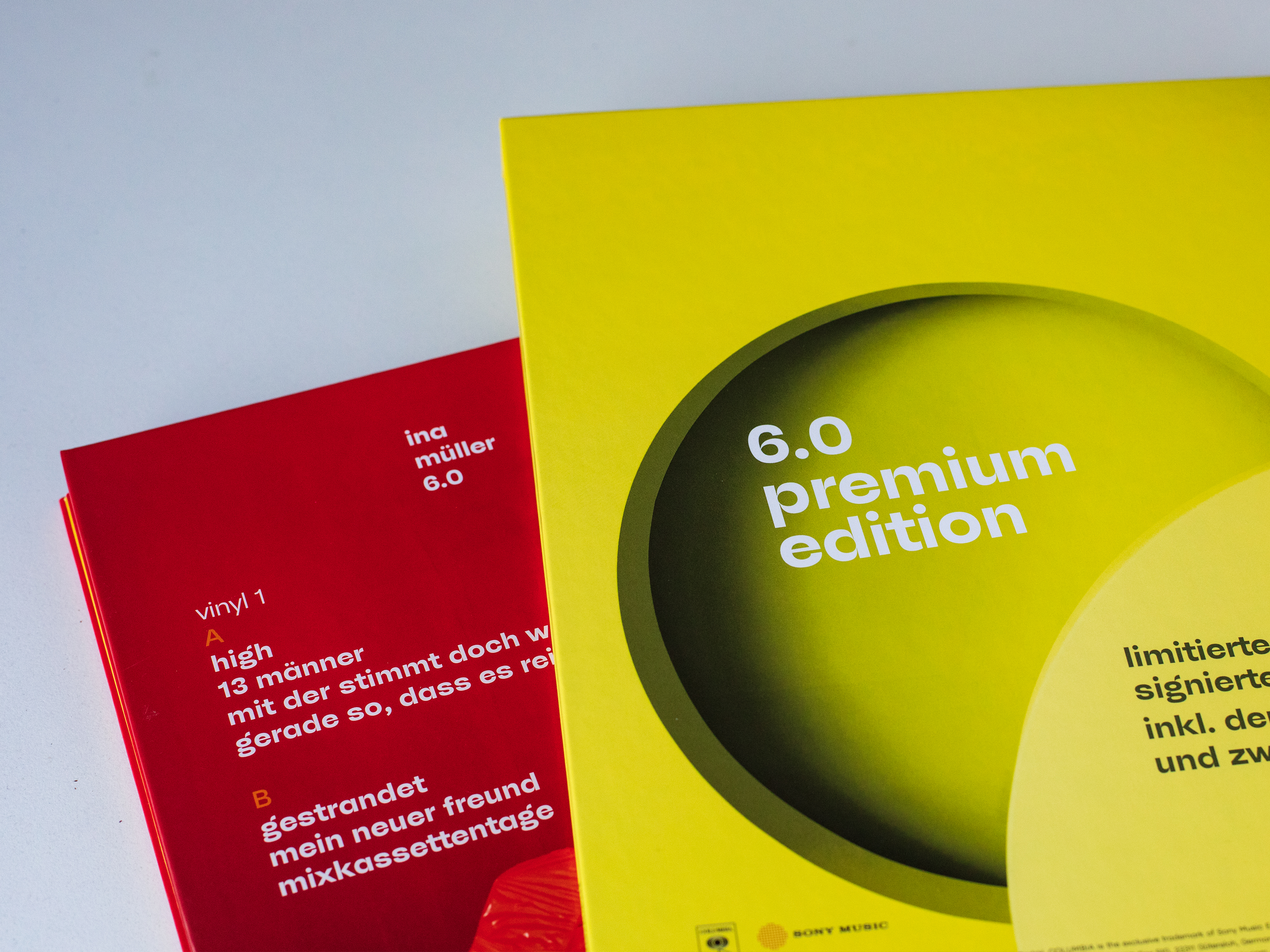 Fonts im Alltag: Ina Müller’s jüngstes Album ‚6.0‘ ist ihr bislang erfolgreichstes, denn sie eroberte erstmals Platz eins der deutschen Charts. Zentraler Player im Artwork ist die Schrift McQueen.