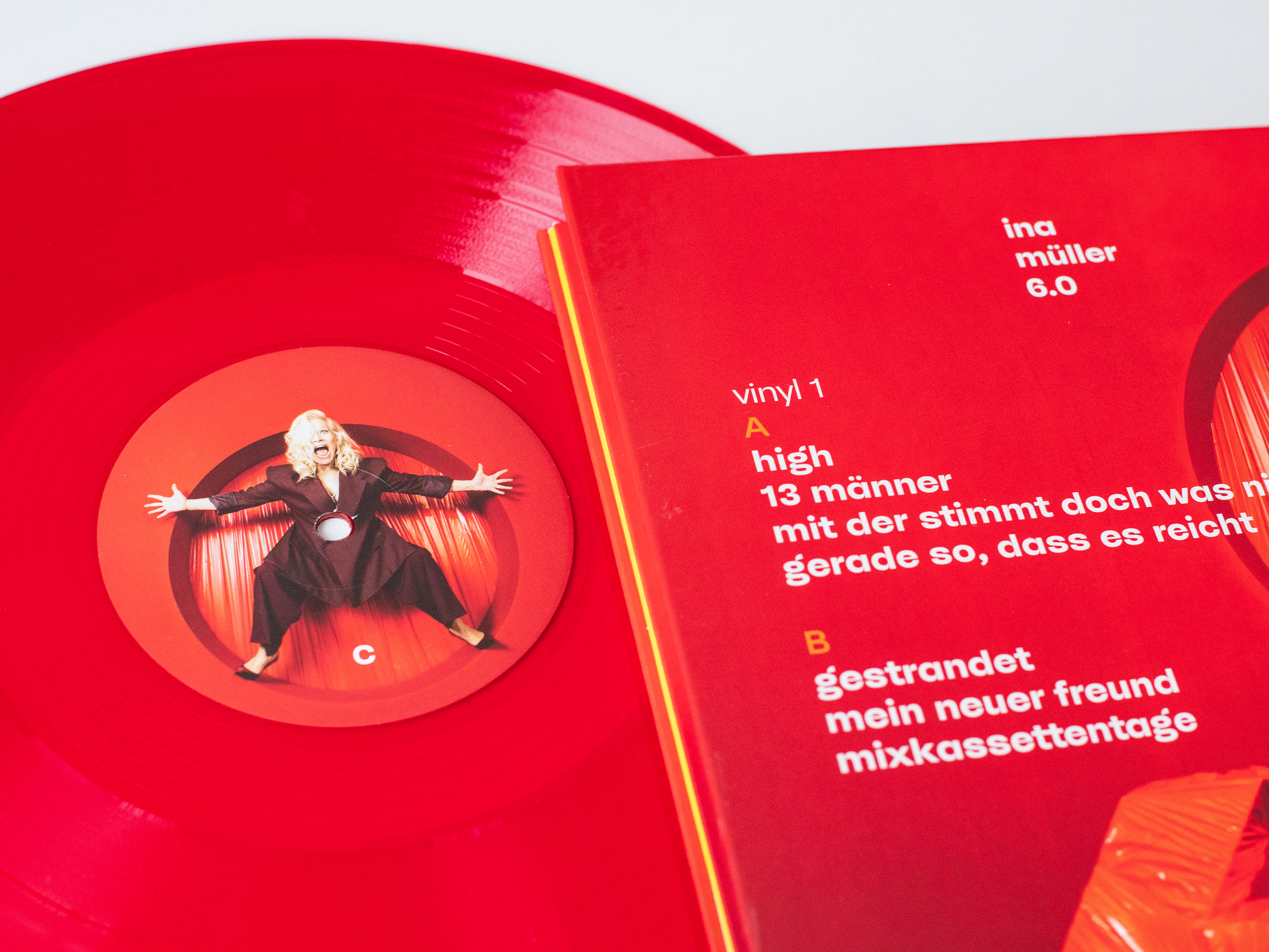 Fonts im Alltag: Ina Müller’s jüngstes Album ‚6.0‘ ist ihr bislang erfolgreichstes, denn sie eroberte erstmals Platz eins der deutschen Charts. Zentraler Player im Artwork ist die Schrift McQueen.