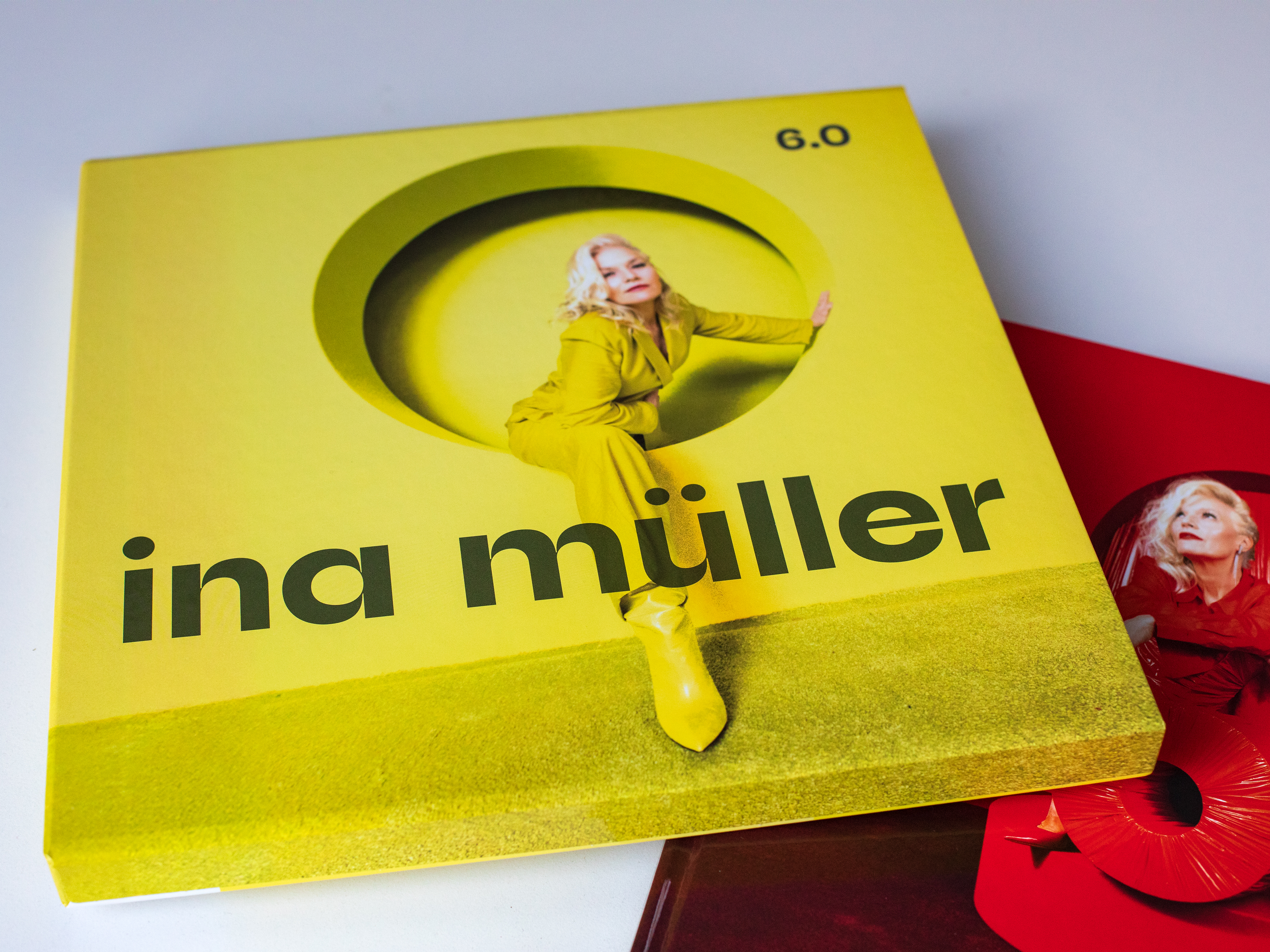 Fonts im Alltag: Ina Müller’s jüngstes Album ‚6.0‘ ist ihr bislang erfolgreichstes, denn sie eroberte erstmals Platz eins der deutschen Charts. Zentraler Player im Artwork ist die Schrift McQueen.