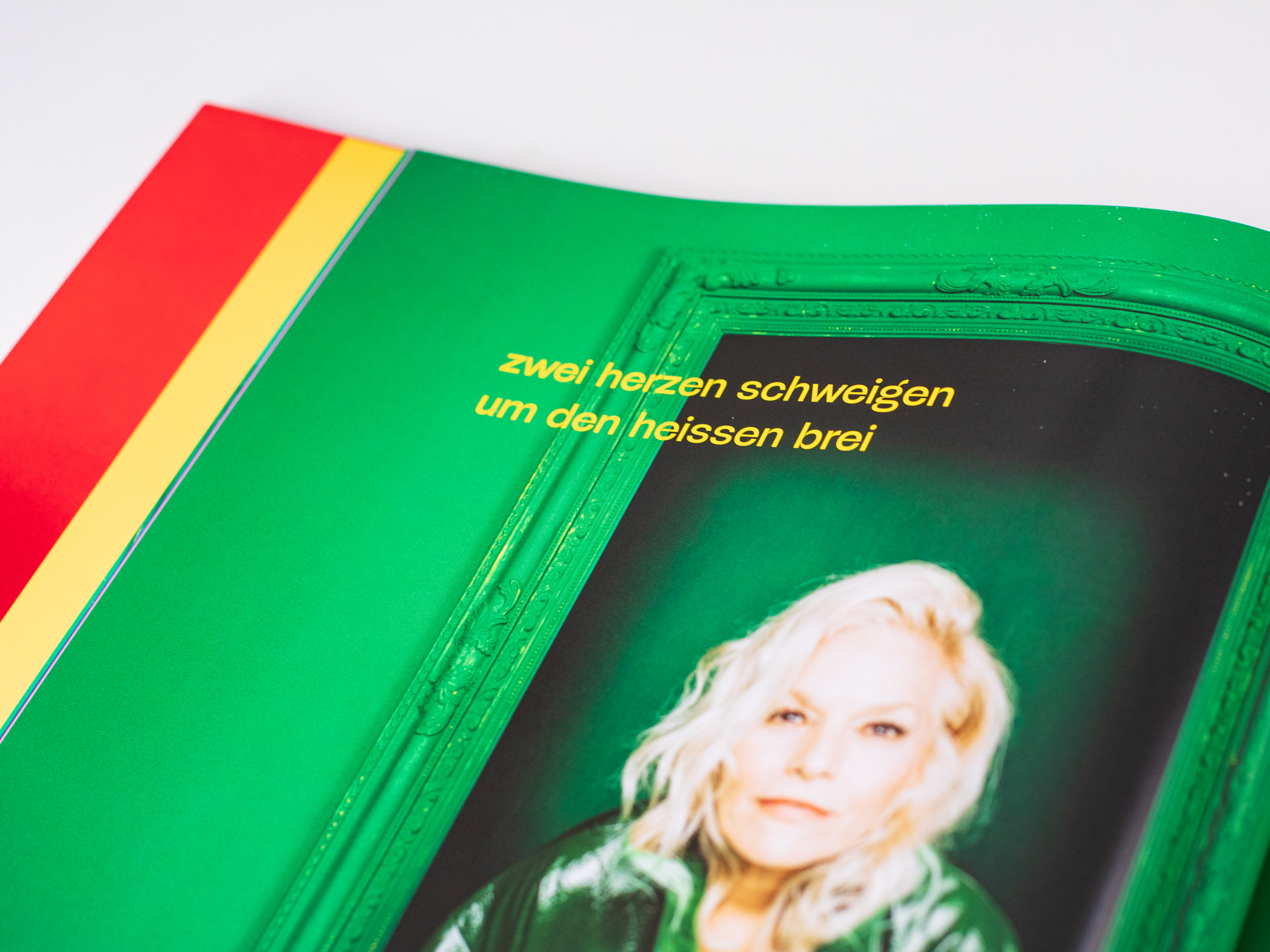Fonts im Alltag: Ina Müller’s jüngstes Album ‚6.0‘ ist ihr bislang erfolgreichstes, denn sie eroberte erstmals Platz eins der deutschen Charts. Zentraler Player im Artwork ist die Schrift McQueen.