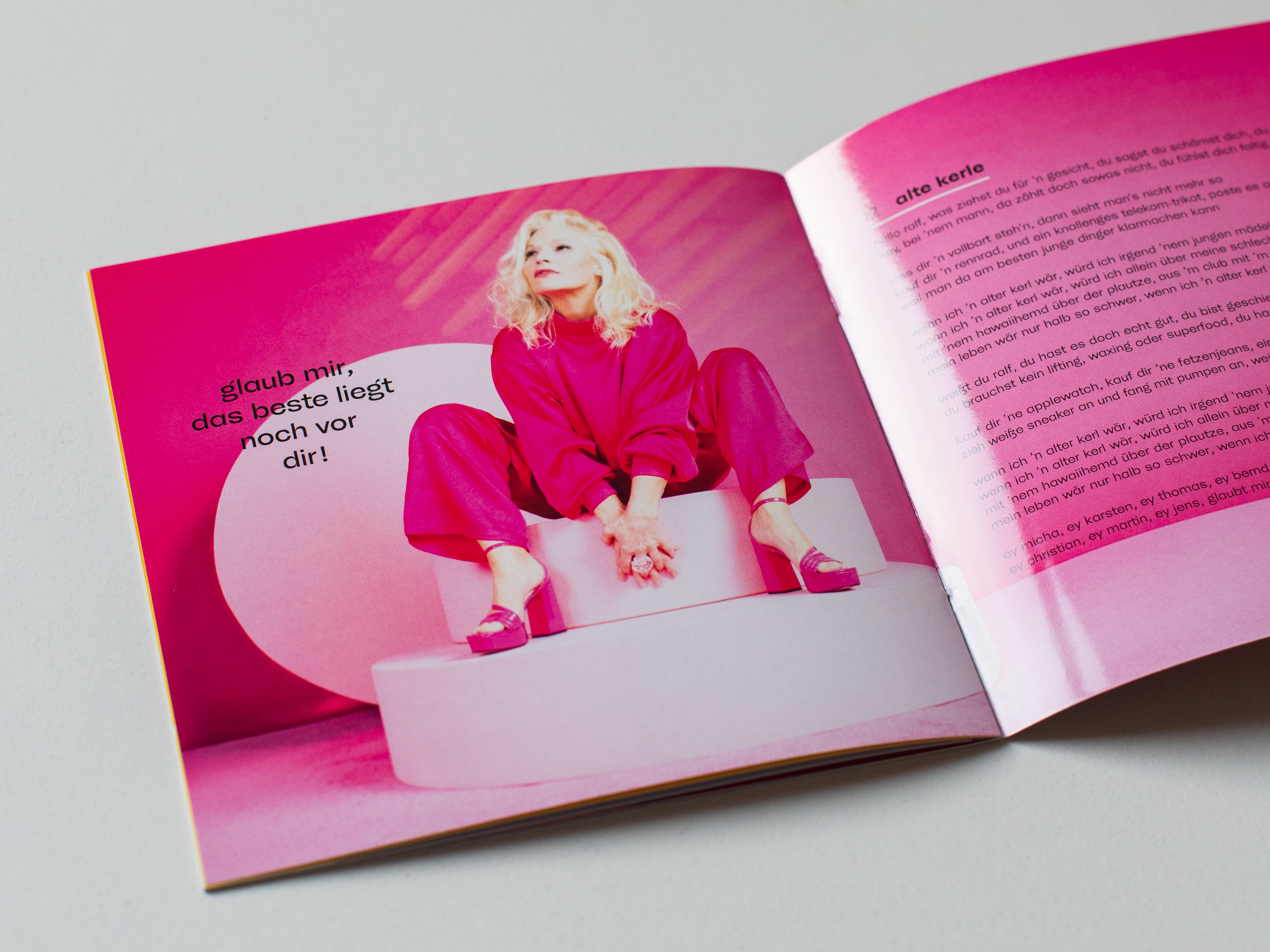Fonts im Alltag: Ina Müller’s jüngstes Album ‚6.0‘ ist ihr bislang erfolgreichstes, denn sie eroberte erstmals Platz eins der deutschen Charts. Zentraler Player im Artwork ist die Schrift McQueen.
