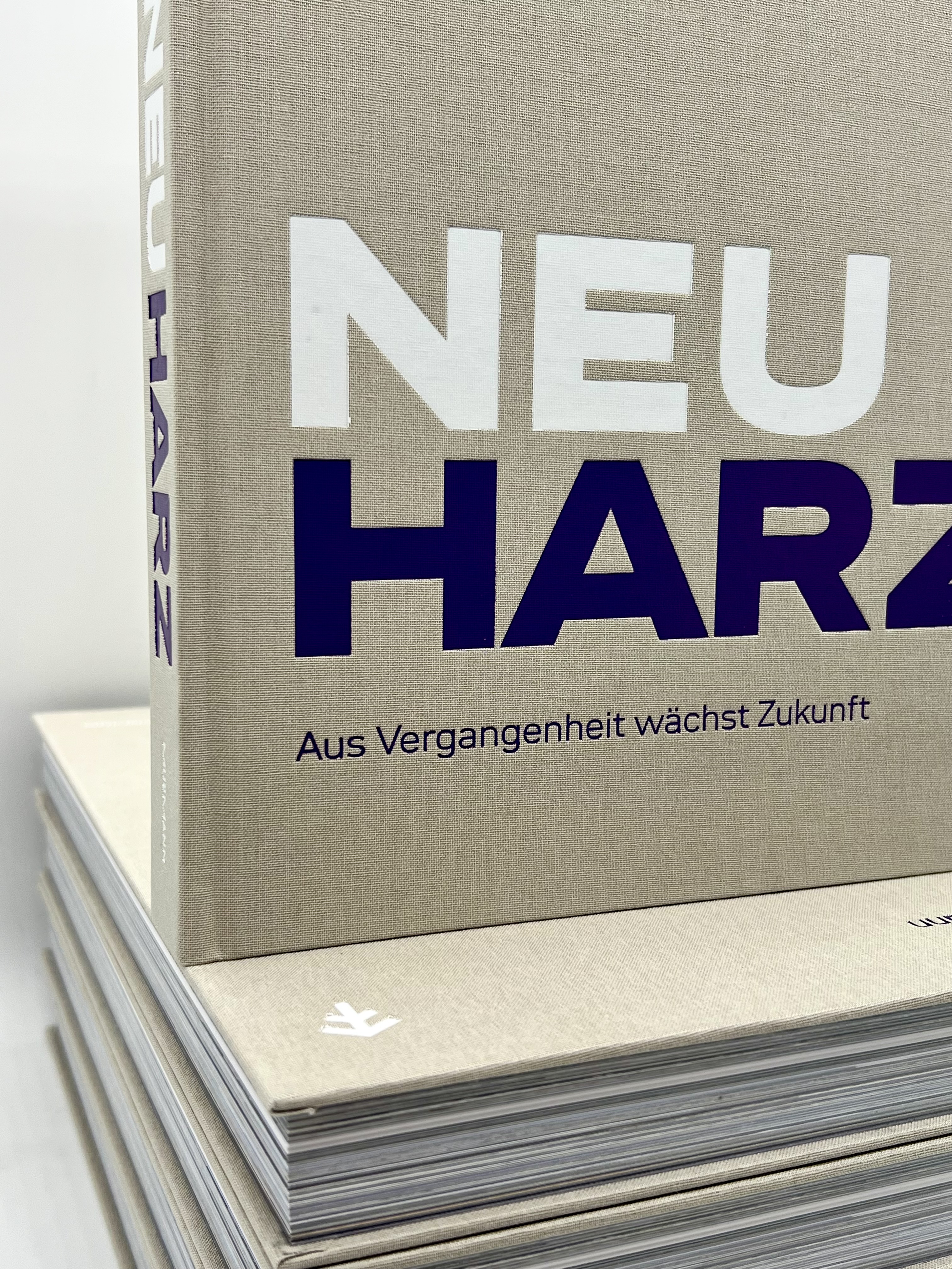 Fonts in Use: Neue DIN for the design of the photography book ‘NeuHarz’