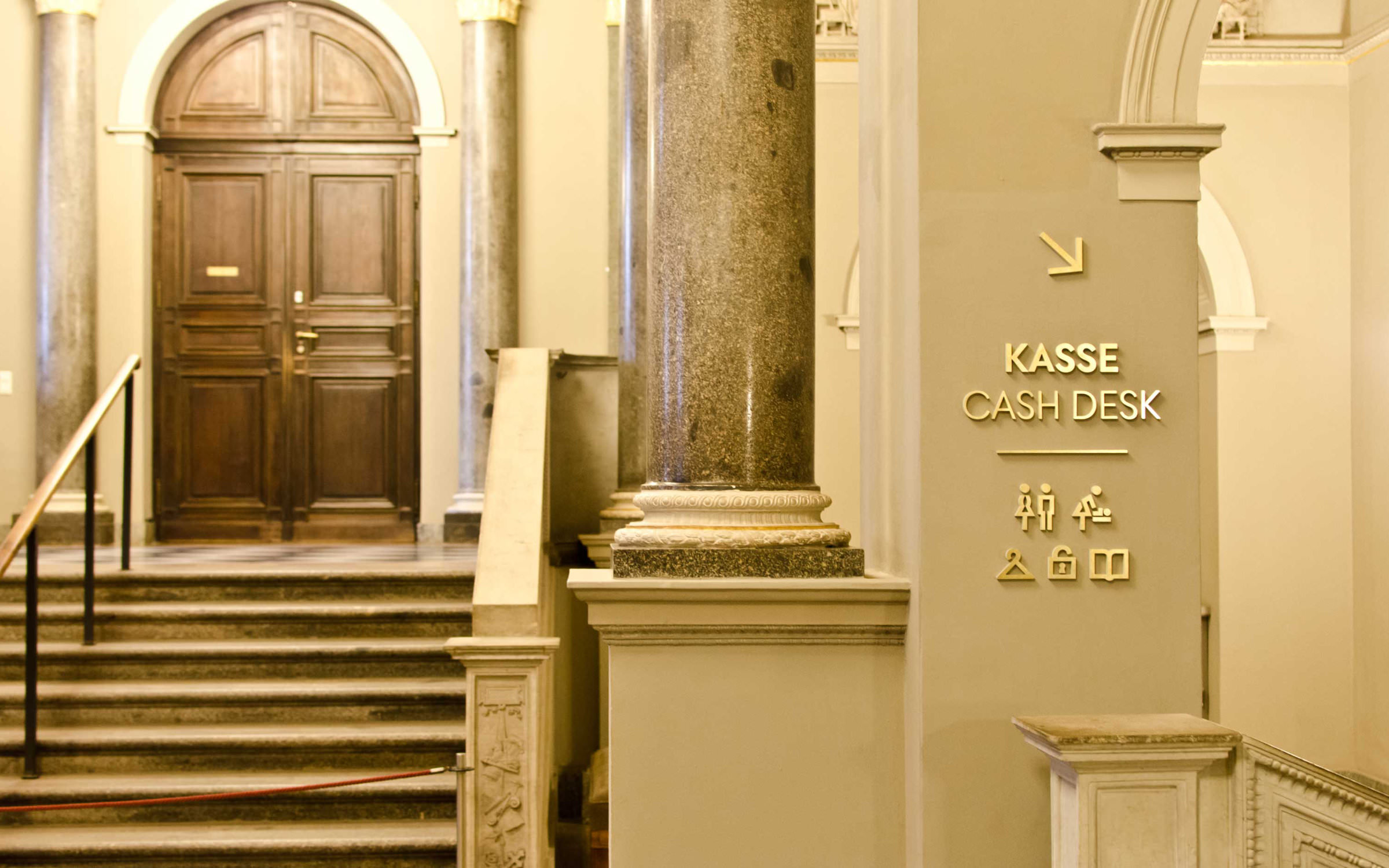 Fonts im Alltag: Die Schriftart West in der Gemäldegalerie Alte Meister, Dresden
